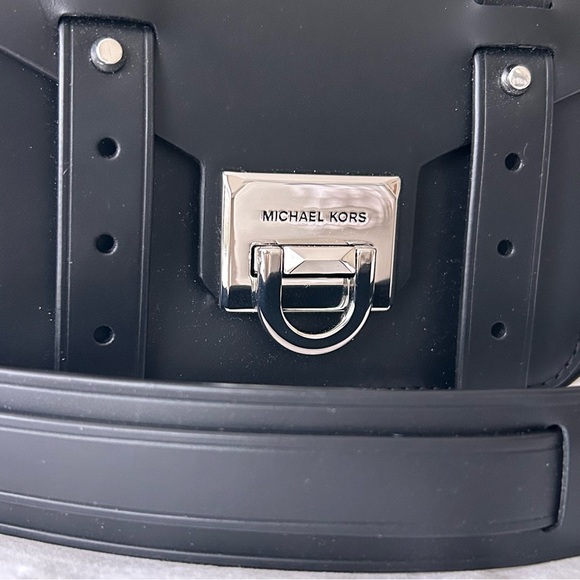 Michael Kors Manhattan Black leather Crossbody Bag - Picture 3 of 9